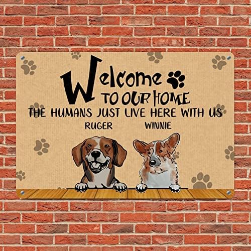 Alioyoit כלב מצחיק שלט פח שלט פח כלבים מותאמים אישית שם ברוך הבא לביתנו בני האדם כאן איתנו הדפסי כלב